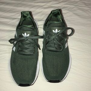 Adidas swift Run Shoes size 9 women’s